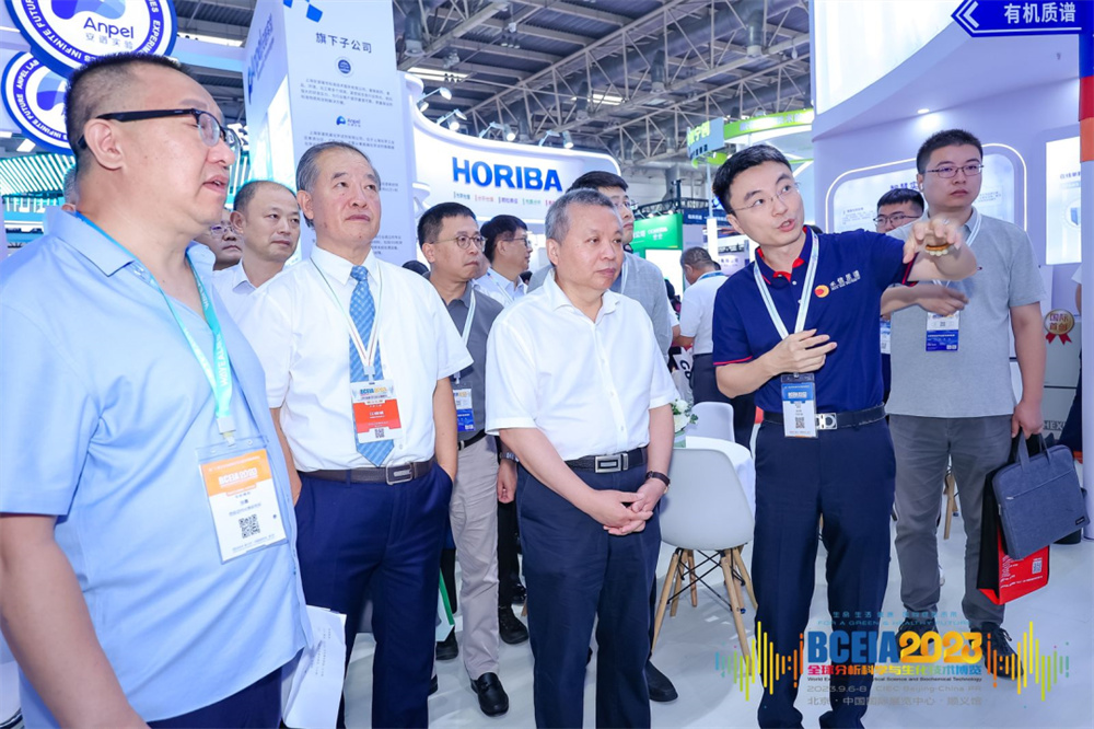 国家国防科技工业局局长张克俭莅临禾信仪器展台参观指导